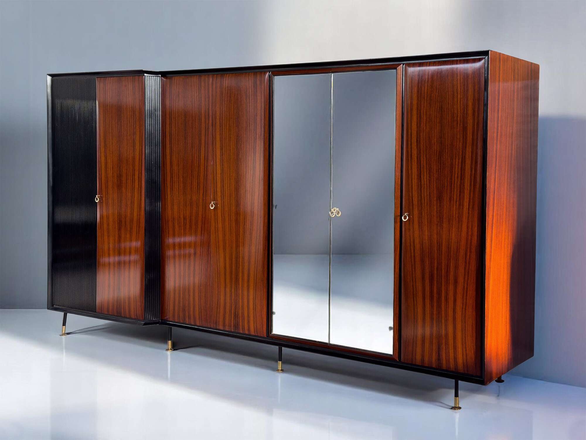 Armadio italiano in teak a 7 ante di Vittorio Dassi, anni '50