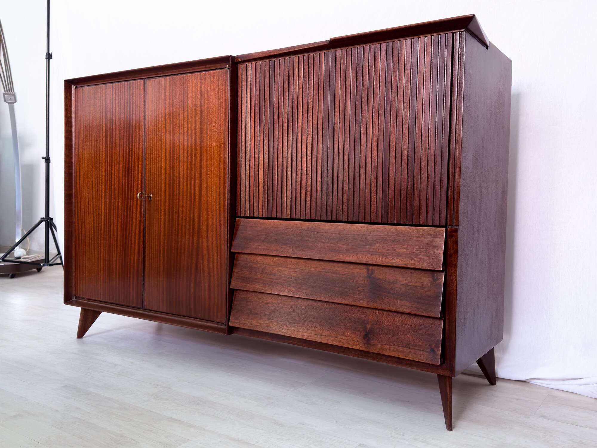Credenza italiana in legno di teak con vano bar, attribuibile a Vittorio Dassi, 1950