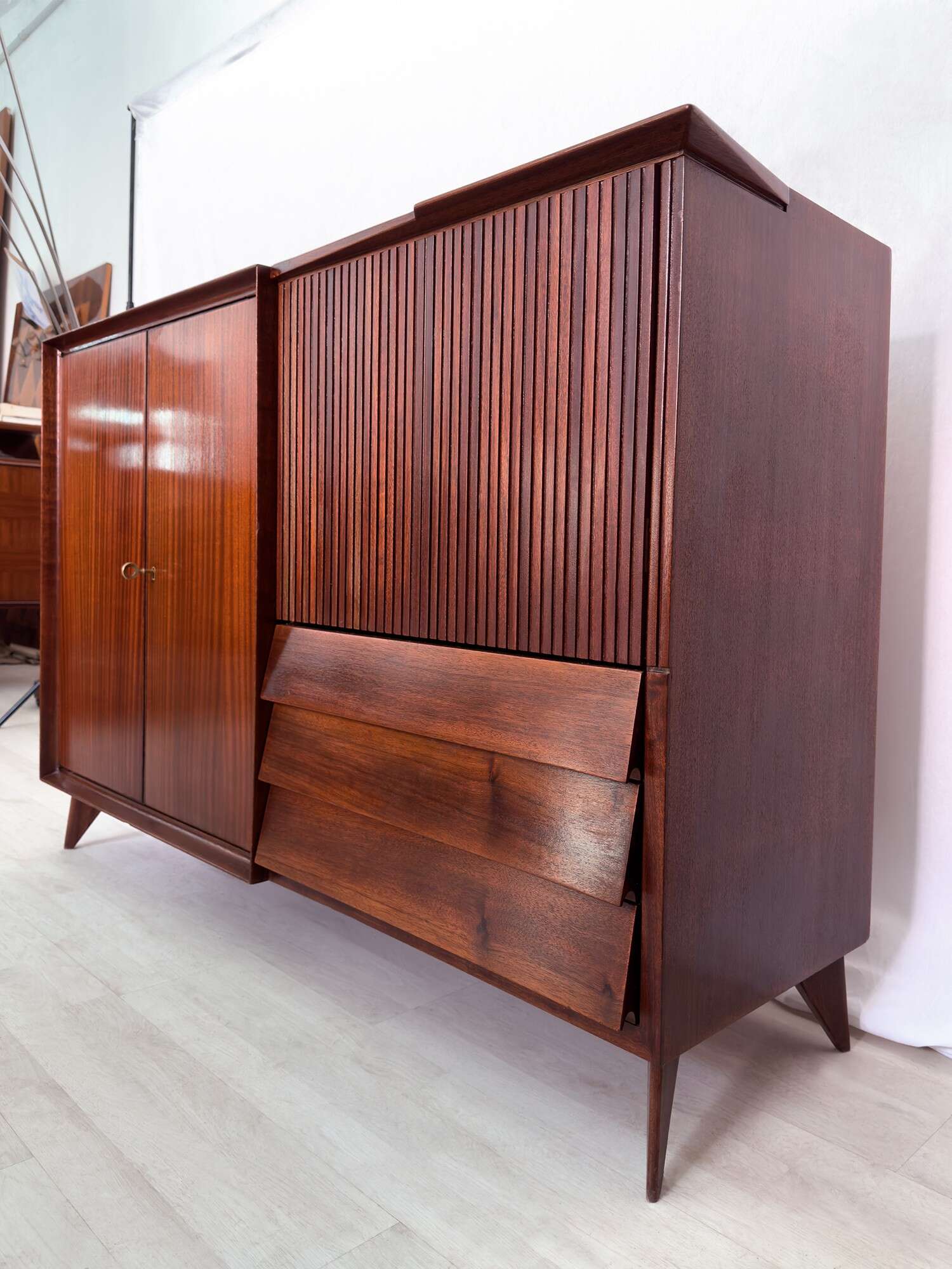 Credenza italiana in legno di teak con vano bar, attribuibile a Vittorio Dassi, 1950